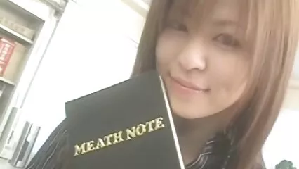 Una ragazza in video lesbiche anziane calze e uno sfigato.