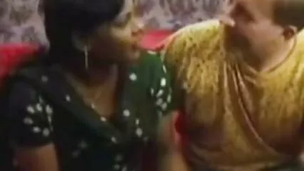 Hanno tirato una video porno con anziane ragazza grassa in due bauli.