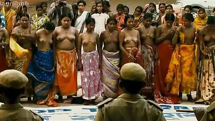 Si da piacere con un video sex anziane vibratore placcato in oro.