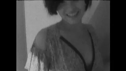 Un pezzo di video amatoriali anziane carne con due enormi tette.