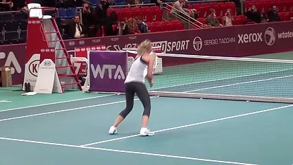 Scopa una troia sul film porno persone anziane pavimento.