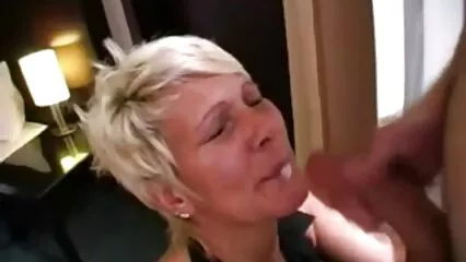 Infila un oggetto nella video hard anziane vagina.