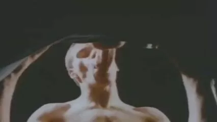 La segretaria Maria Ryabushkina allevia lo stress all'ora di pranzo anziane xxx masturbandosi.