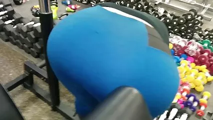 Il cazzo film porno di donne vecchie gigante dotato martella il simpatico Scarlet Red.