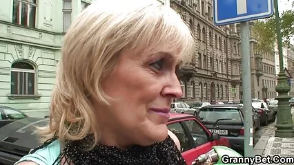 Sarah Stone pepa con donne anziane troie il vicino Evan Stone.