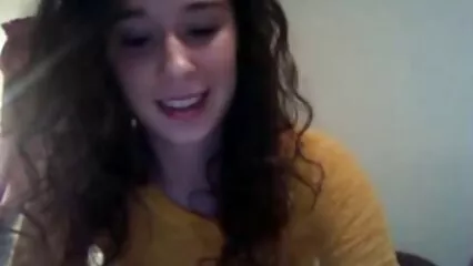 In posa video porno di signore anziane davanti a una videocamera.