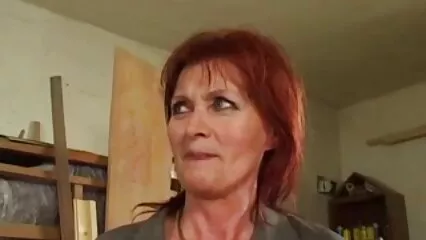 I ragazzi avevano un forte desiderio xxx donne anziane di scopare tra i cespugli.