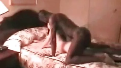 Delicato sesso lesbico di una video lesbiche anziane bella sposa con una ragazza sul letto matrimoniale.