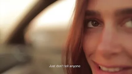 Scopare sul cofano di un'auto video troie anziane in mezzo alla foresta.