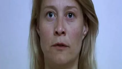 Porno HD su video porno di anziane un letto accartocciato.