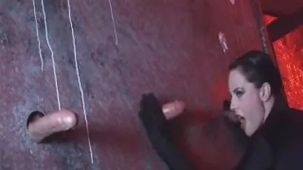 Scopa un ragazzo con un film porno di anziane americano.