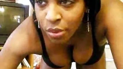 Stendere la dolce ninfetta film porno con uomini vecchi in un arrosto grossolano.