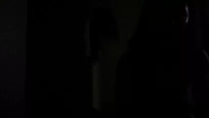 All'esterno anziane xxx di fronte alla piscina.