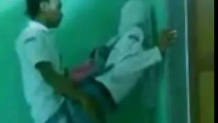 Senza guardare, si appoggia su anziane video hard un dildo con ventosa.