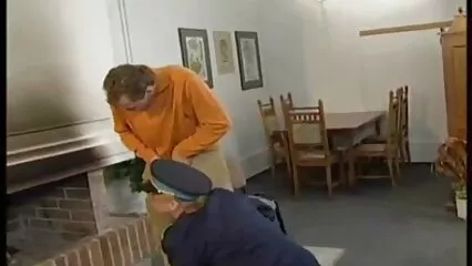 Scopata sul pavimento. video anziane italiane